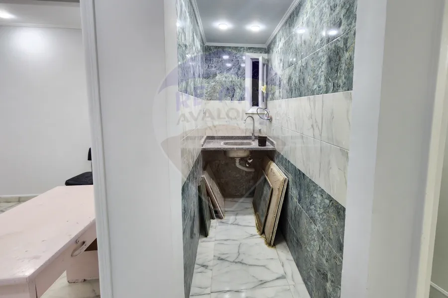 Administrative apartment for sale 50 m Victoria (Directly on tram)