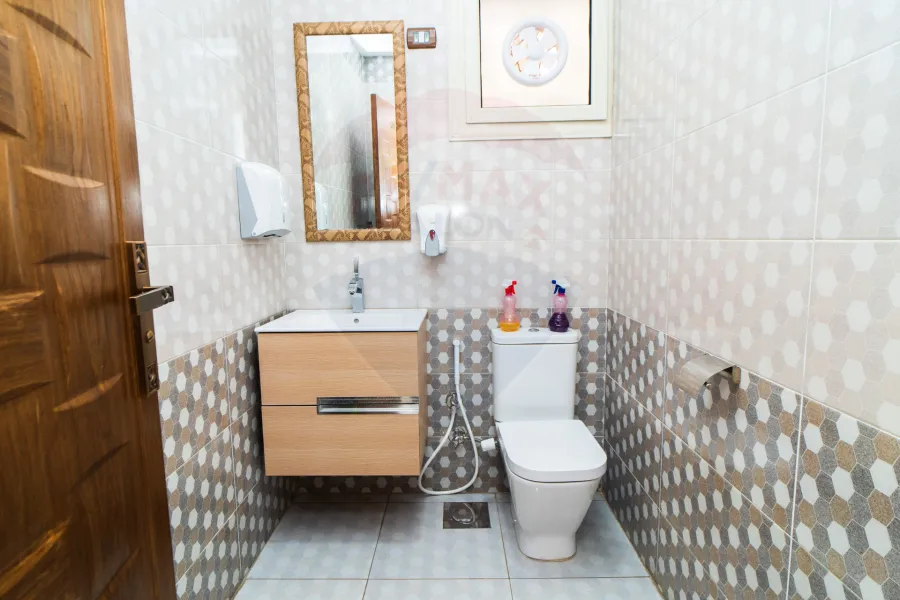 Administrative apartment for sale 400 m Lauran (Abu Qir main st)