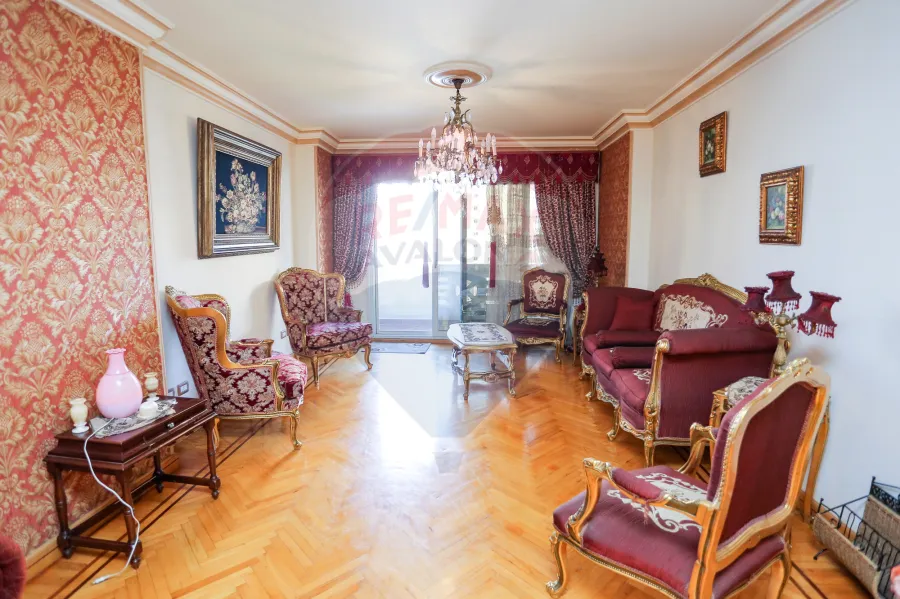 شقه للبيع 265 م صافي جليم (شارع ابوقير مباشرة - تطل علي ميدان جليم)