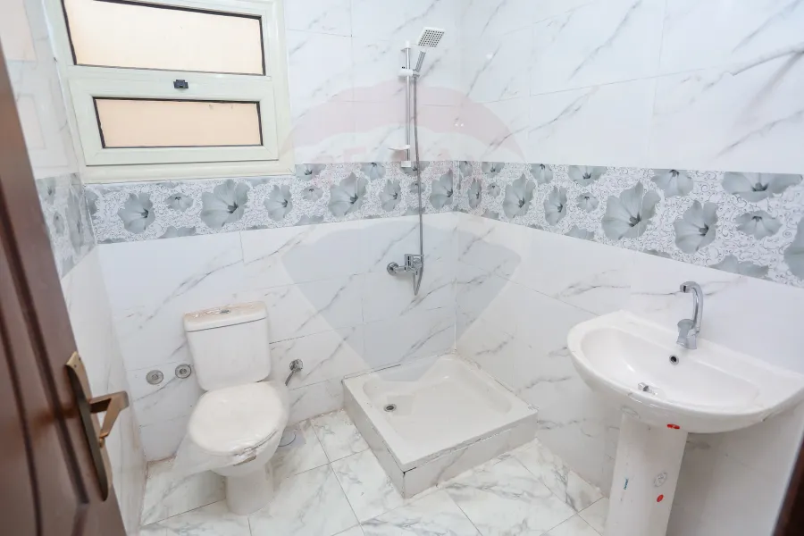 شقة للايجار 195 م رشدي (علي الترام مباشرة)