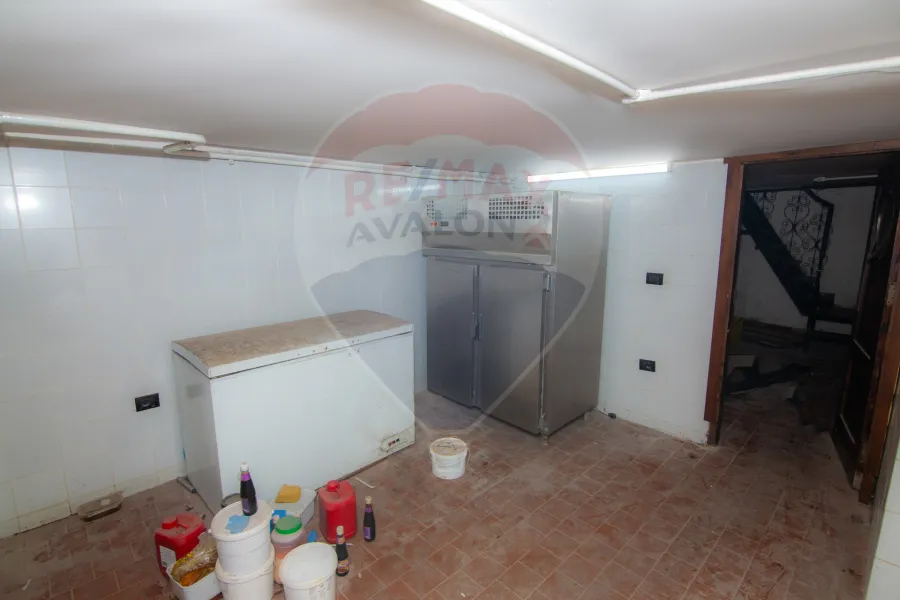 محل + صندرة للبيع 300 م  ستانلي (على البحر مباشر)