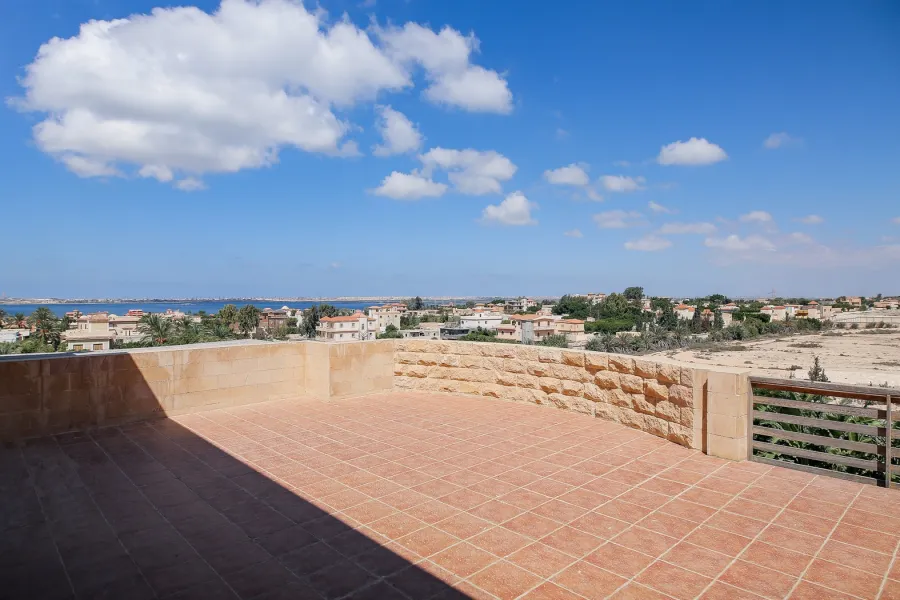 فيلا مستقلة للبيع 1100م  كينج مريوط (أعلي ربوه في البحيرة - خطوات من هيلتون كينج رانش والأستاد)