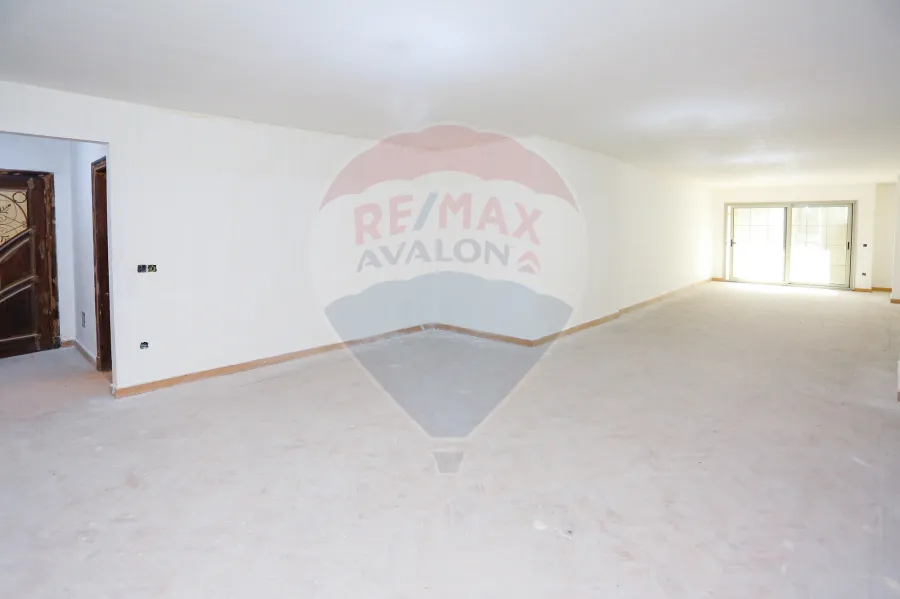 شقه للبيع 215 م رشدي (ش ابو قير مباشرة)