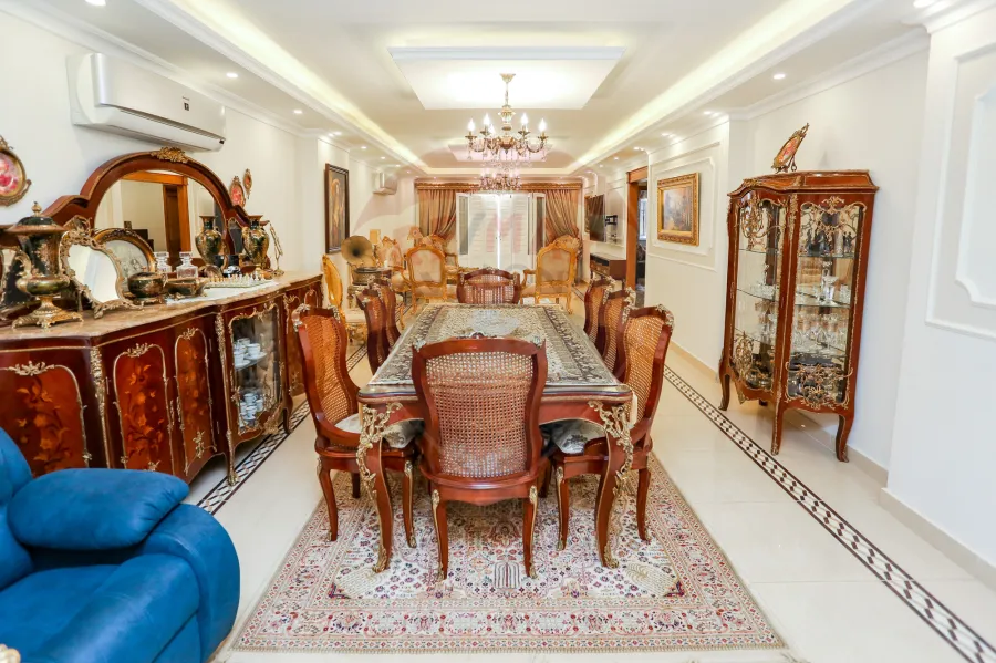 شقة للبيع 195 م زيزينيا ( ش مصطفي عبد الرازق  )