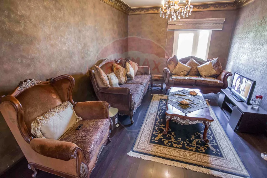 فيلا تريبلكس مفروشة للايجار475 م محرم بك (كومباوند ميروزا بجوار كارفور)