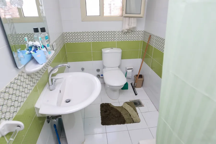 شقة للايجار مفروش 180م سان ستيفانو ( على الترام )