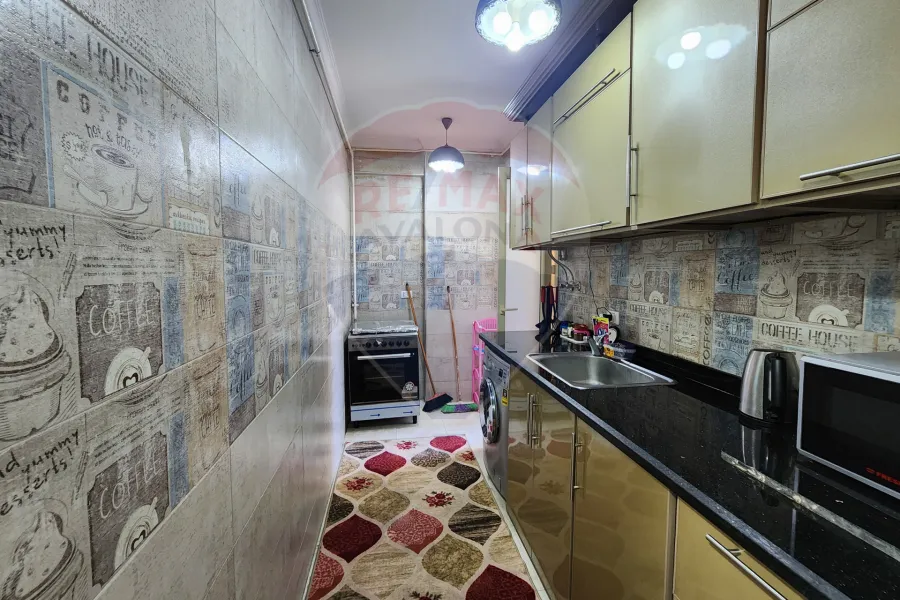 شقة للايجار المفروش 130 م الشاطبي (ش بورسعيد - خطوات من البحر)