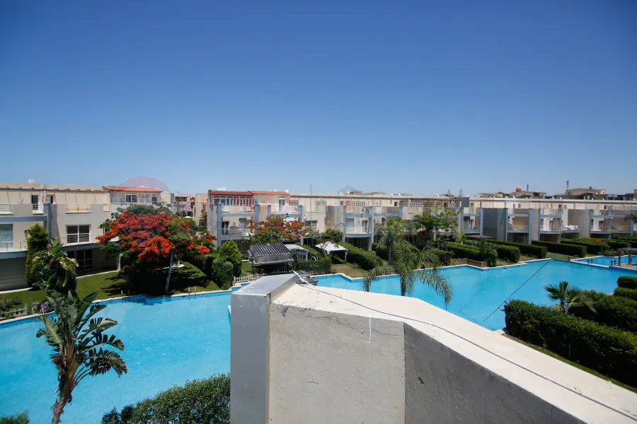 فيلا للبيع 420 م الساحل الشمالى (كومباوند سيدرا)  - صف أول على حمام السباحة