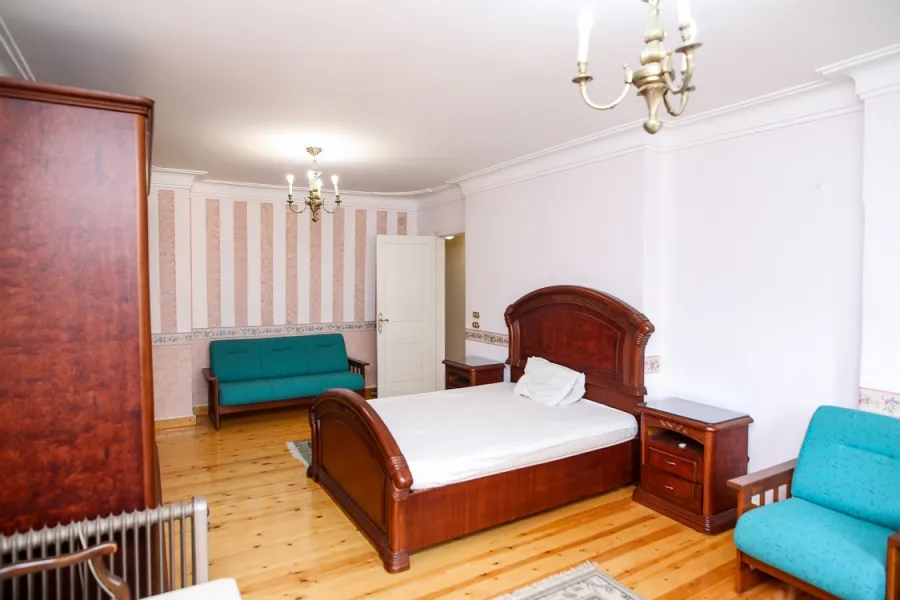 شقة للايجار مفروش 310م كفر عبده (خطوات من ش أبوقير)