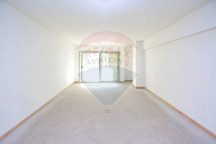 شقه للبيع 215 م رشدي (ش ابو قير مباشرة)