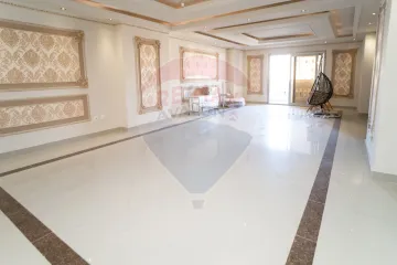 شقه للايجار 205 م لوران (ش الاقبال- خطوات من البحر)