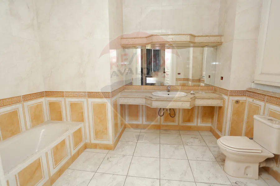 Castle for sale Al-Hay Al-Latiny (Steps from Fouad St. and Sultan Hussein St.) 1,460 m