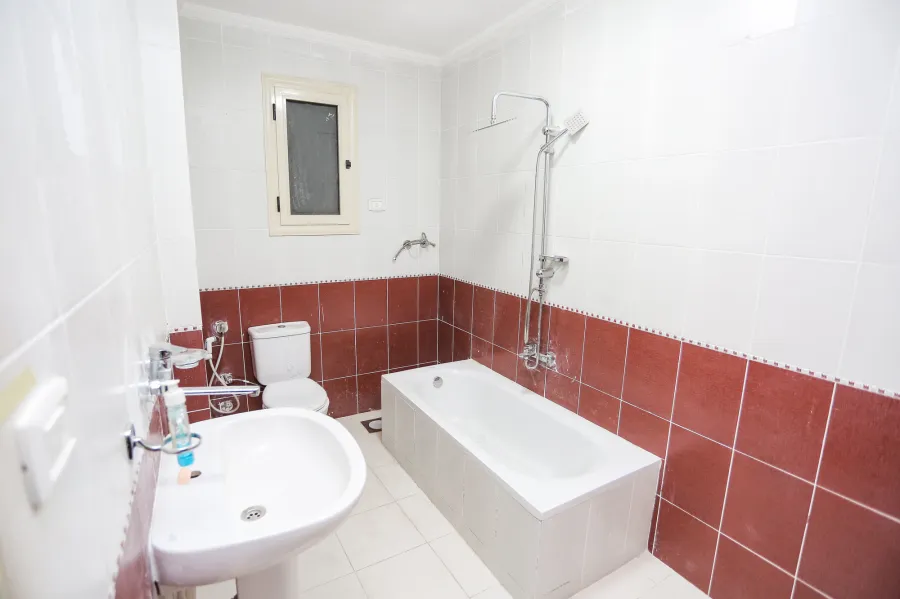 شقة للبيع 135 م السيوف (ش احمد بن حنبل متفرع من جميله بو حريد )