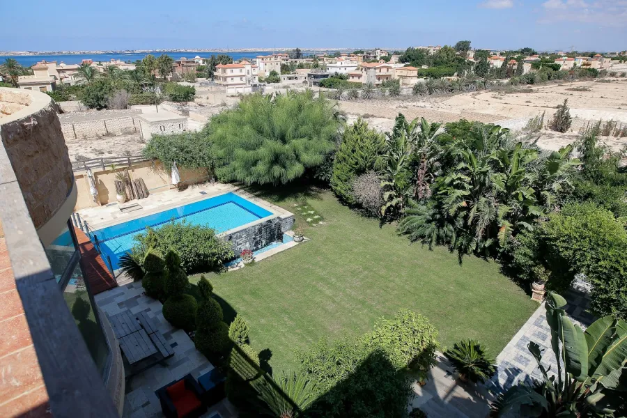 فيلا مستقلة للبيع 1100م  كينج مريوط (أعلي ربوه في البحيرة - خطوات من هيلتون كينج رانش والأستاد)