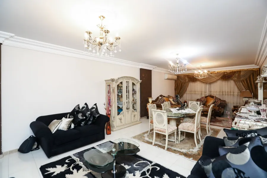 شقة للبيع 200م سموحة (ش الفردوس - المربع الذهبي)