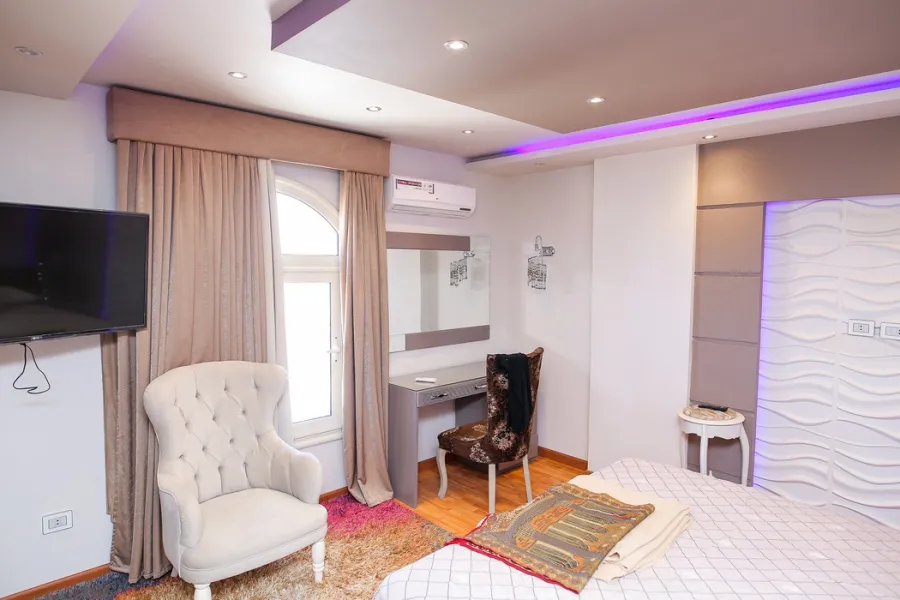 شقة للايجار مفروش 180م سان ستيفانو ( على الترام )