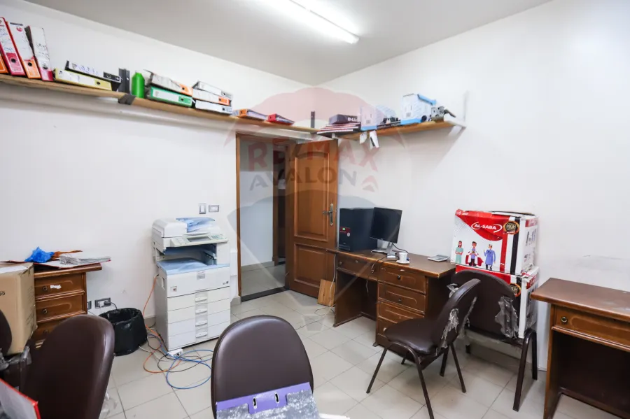 شقة اداري للبيع 300 م لوران ( ش ابو قير )