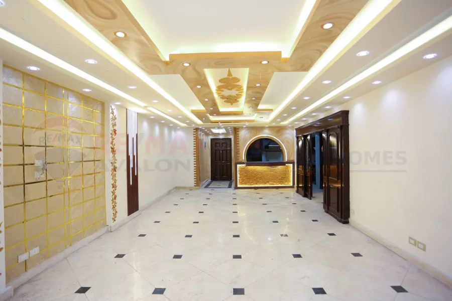 شقة للبيع 200 م زيزينيا (علي الترام مباشرة - برج براند)