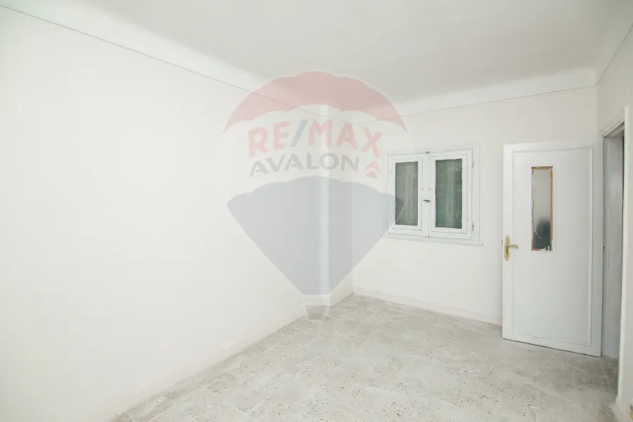 شقة للبيع 120 م لوران  (على البحر مباشرة)