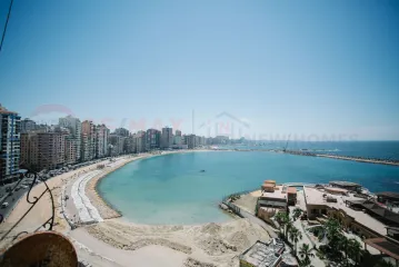 شقة للبيع 120 م سيدي بشر(علي البحر مباشرة)