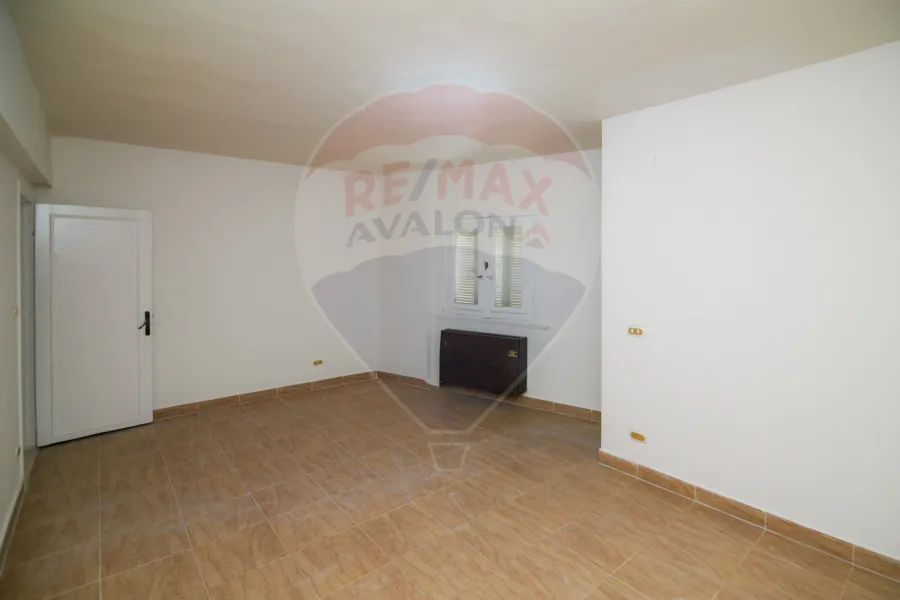 شقة للبيع 160 م سموحة (ش مصطفي كامل - خطوات من نادي سموحة)