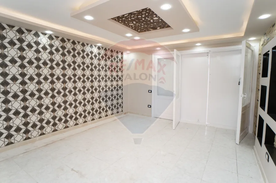 فيلا للبيع  250 م  المعمورة الشاطئ (علي البحر مباشرة)