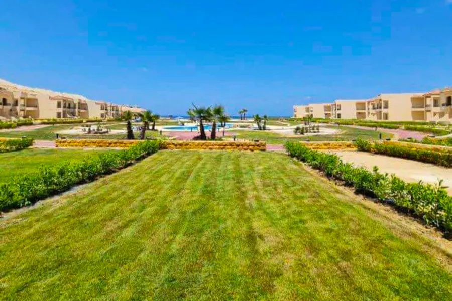 شاليه أرضي + جاردن للبيع (كورال هيلز) رأس الحكمة 170 م شاليه + 120 م جاردن