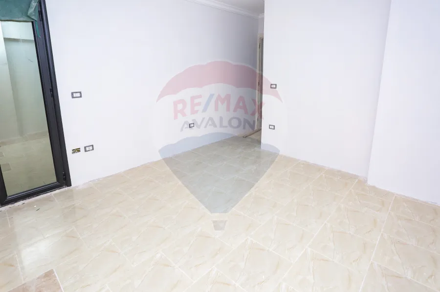 شقة للبيع 215 م سموحة (كومباوند ايست تاور- ش مدرسة الريادة)