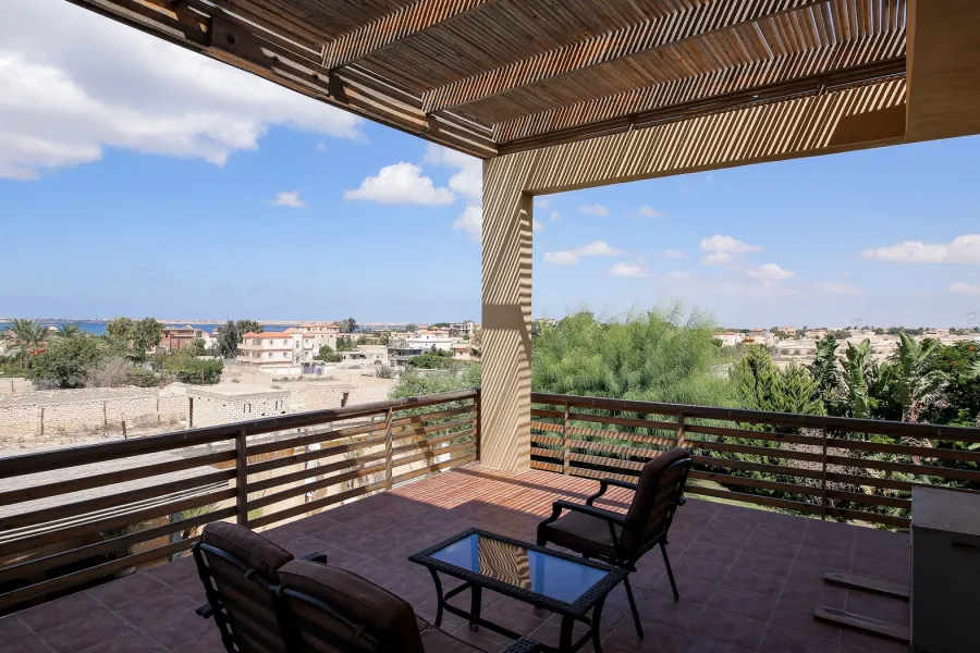 فيلا مستقلة للبيع 1100م  كينج مريوط (أعلي ربوه في البحيرة - خطوات من هيلتون كينج رانش والأستاد)