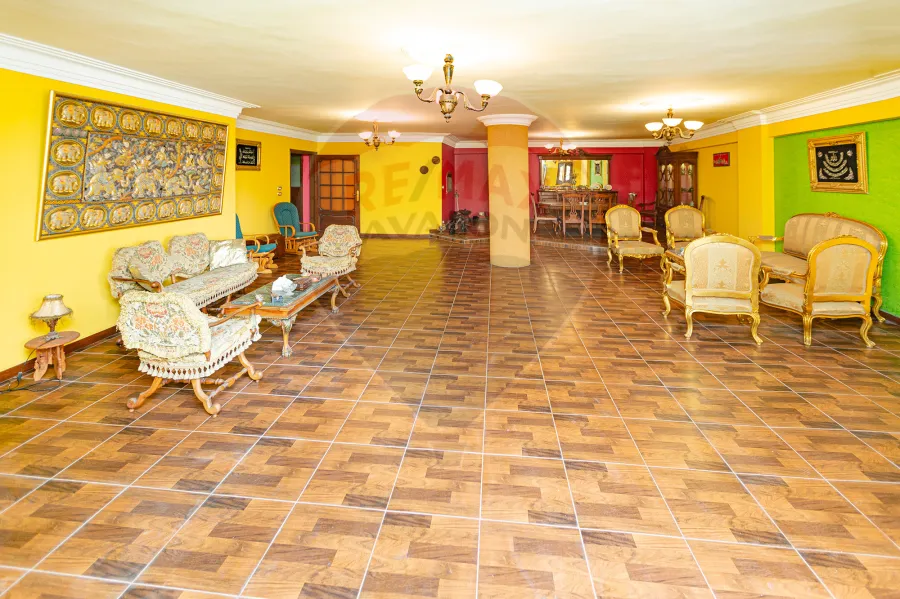 شقة للبيع 220 م رشدى ( شارع ابو قير مباشره )