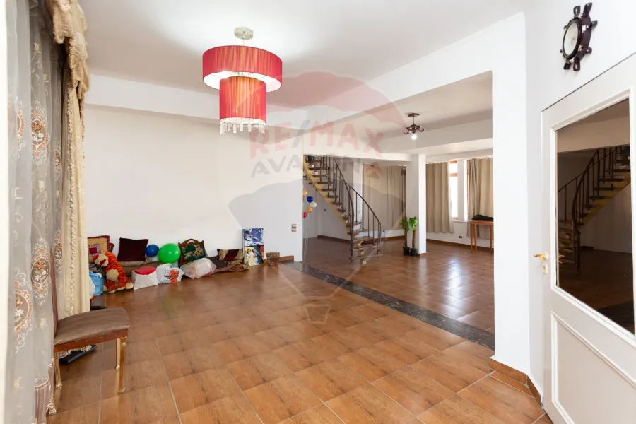 مقر اداري للإيجار 200 م محطة الرمل (بالقرب من البحر)