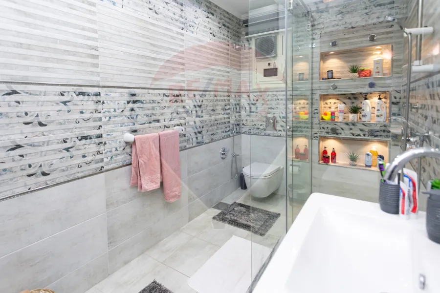 شقة للبيع 165 م محرم بك (ش قناة السويس)