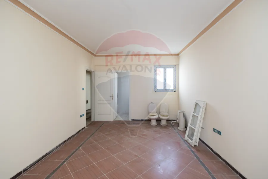 شقة للبيع 240 م لوران (ش ابو قير مباشرة)