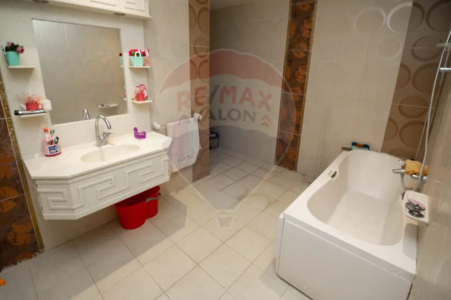 شقة للبيع 180 م  الشاطبي (خطوات من البحر)