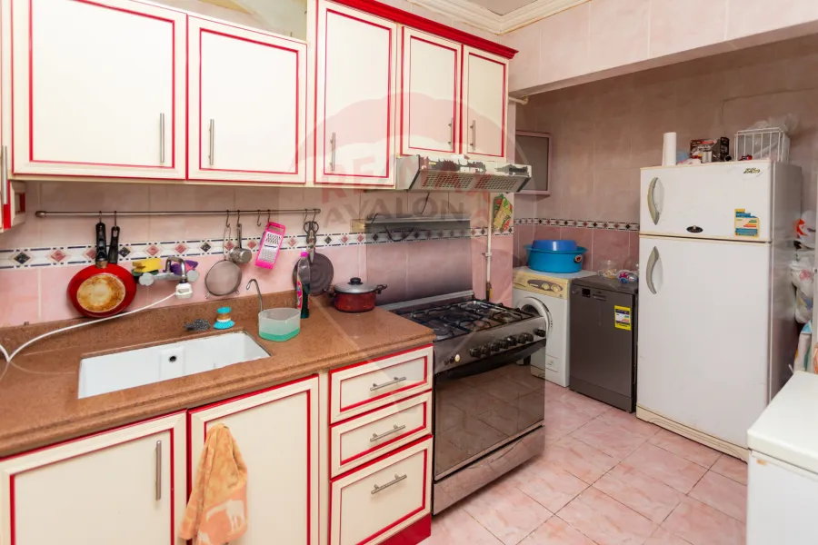 شقة للبيع 185 م رشدي (بين الترام و البحر)