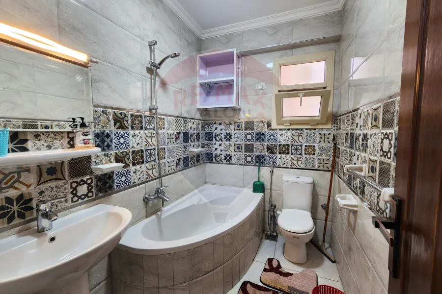 شقة للايجار المفروش 130 م الشاطبي (ش بورسعيد - خطوات من البحر)