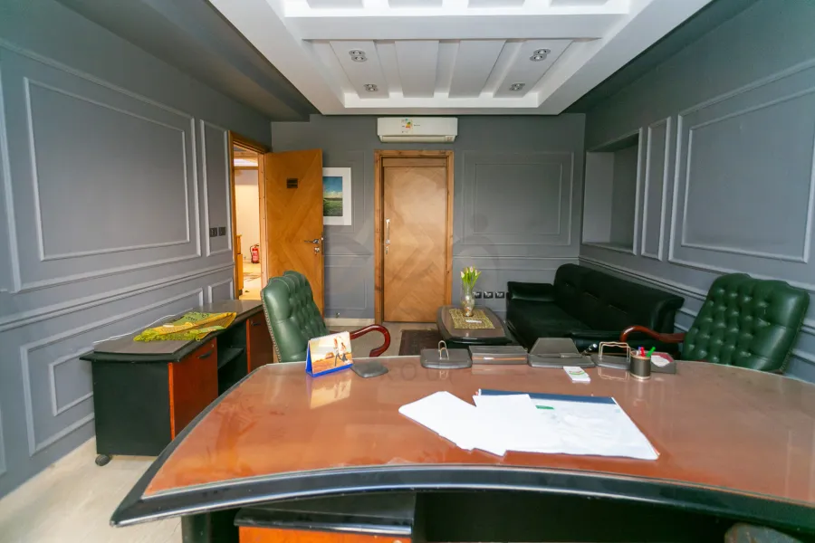 شقة للبيع 250 م الشاطبي (علي الترام مباشرة - خطوات من البحر)