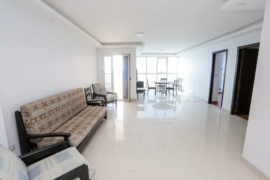 شقة للبيع 130م كامب شيزار- على البحر مباشرة