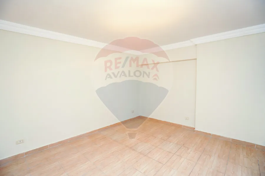 شقة للبيع 200 م سبورتنج ( شارع ابو قير مباشره )