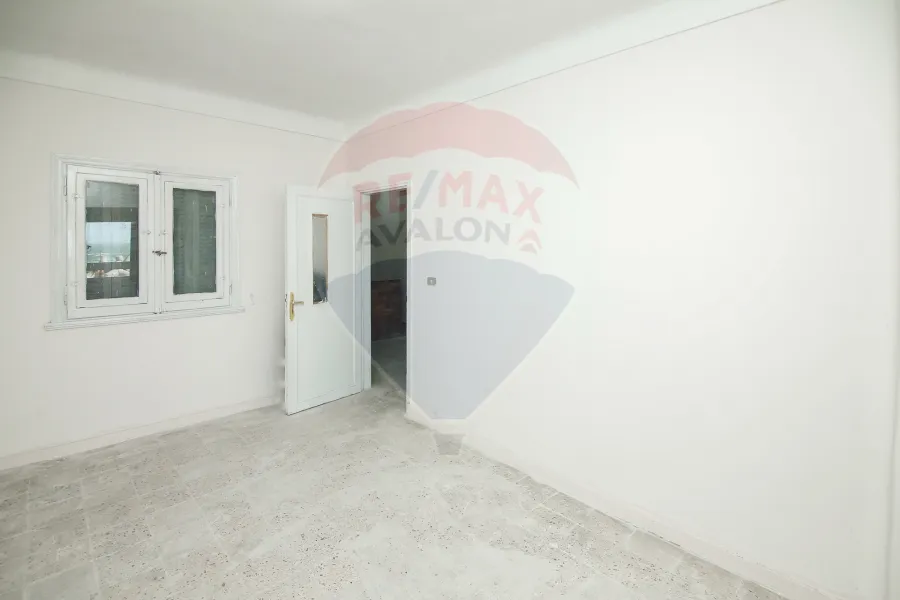 شقة للبيع 120 م لوران  (على البحر مباشرة)