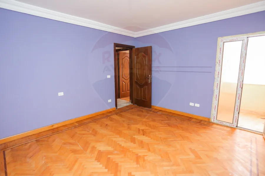 شقة للايجار 195 م رشدي (علي الترام مباشرة)