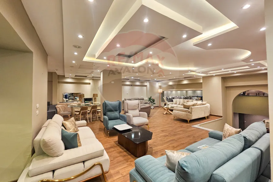 محل + صندرة للبيع 550 م  الإبراهيمية (على البحر مباشرة)