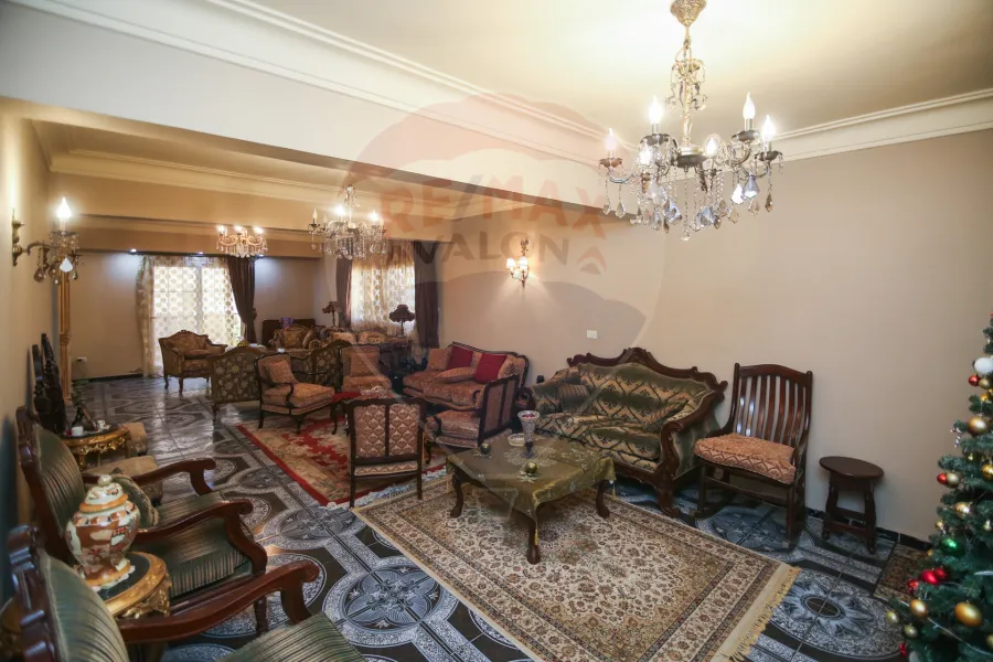 شقة للبيع 300 م سيدي جابر (خطوات من البحر)