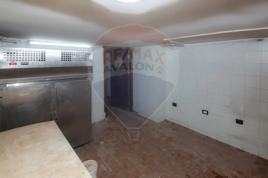 محل + صندرة للبيع 300 م  ستانلي (على البحر مباشر)