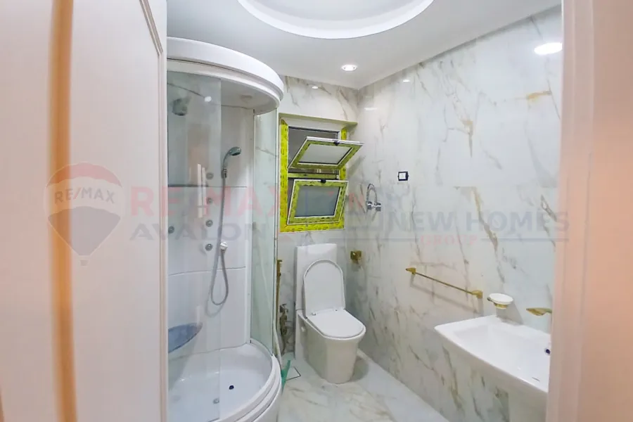 شقة للبيع 145 م ستانلي (علي البحر مباشرة)