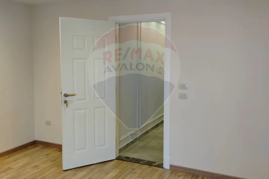 شقة للبيع 290 م سموحة (كريستال تاورز)