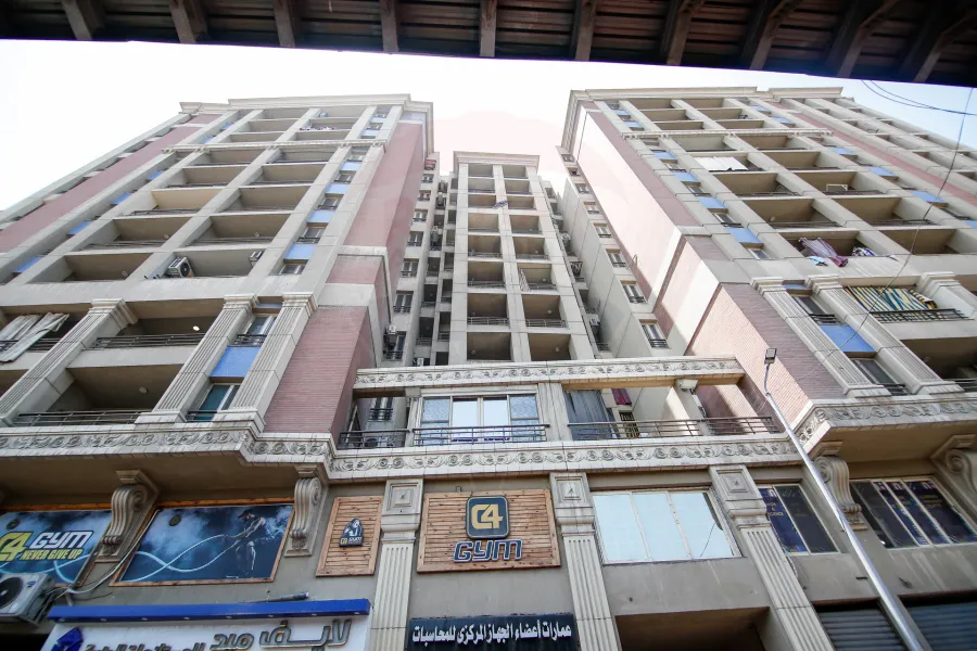 شقة للبيع 200 م محرم بك ( عمارة الجهاز المركزى للمحاسبات شارع قناة السويس الرئيسي مباشرة-  بجوار كمبوند محرم باشا)