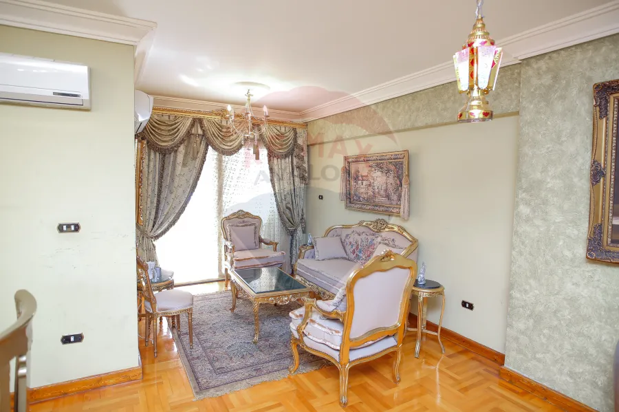 شقة للإيجار المفروش  195م رشدى (على الترام مباشرة)