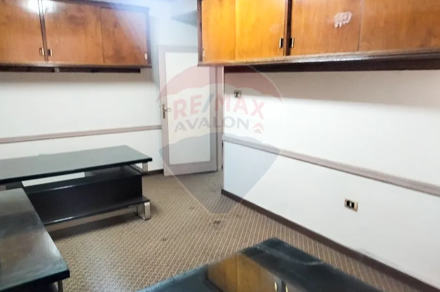 مكتب للايجار 125 م محطة الرمل (تاني نمرة من شارع صفيه زغلول - الباب رقم ڤ5)