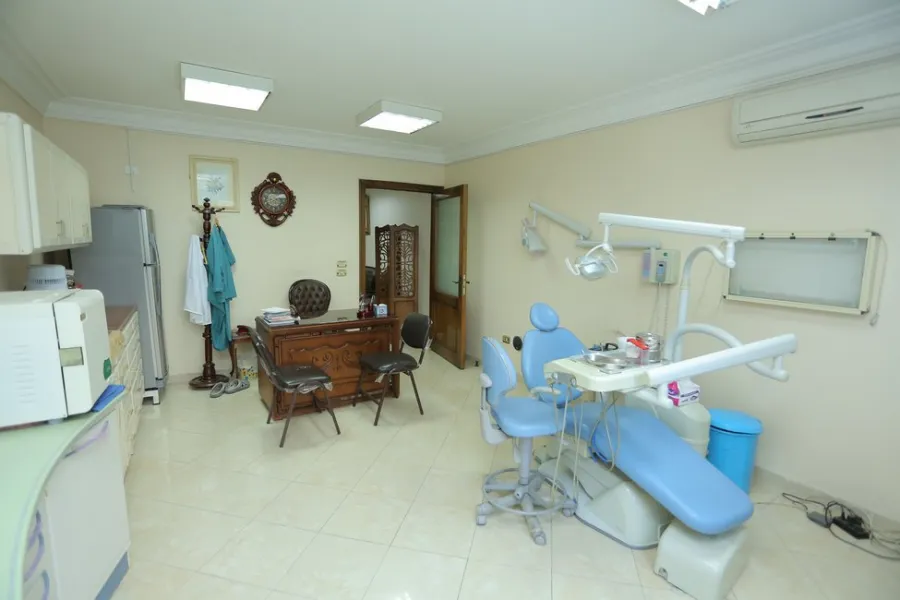 عيادة للبيع 60م سبورتنج (أمام نادي سبورتنج)